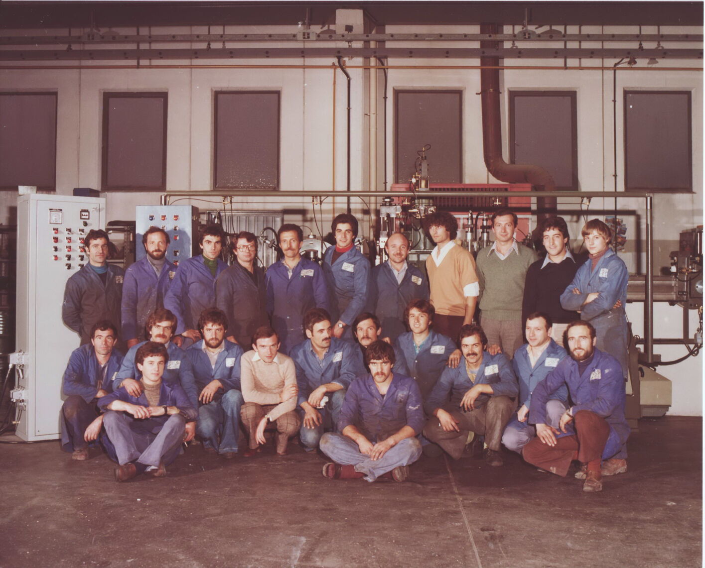 Gruppenbild von CMS Italien Mitarbeitern zu Beginn der Firma